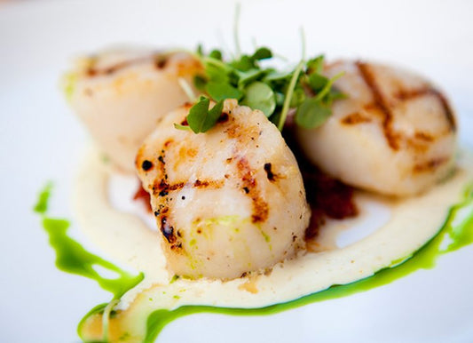 SEARED SCALLOPS WITH PEA PUREE AND MINT OIL